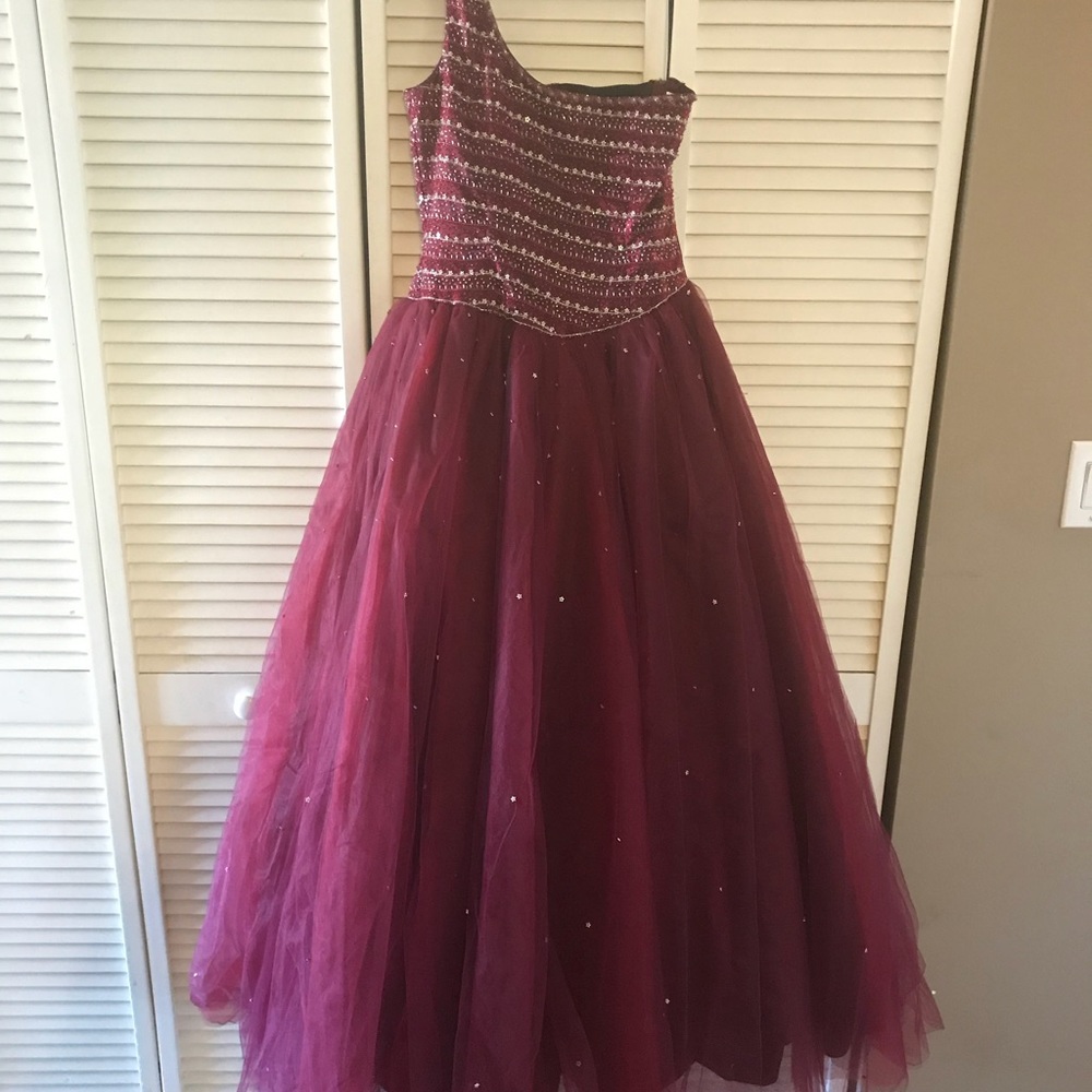 Merlot One Strap Shoulder Gown EUC worn once.